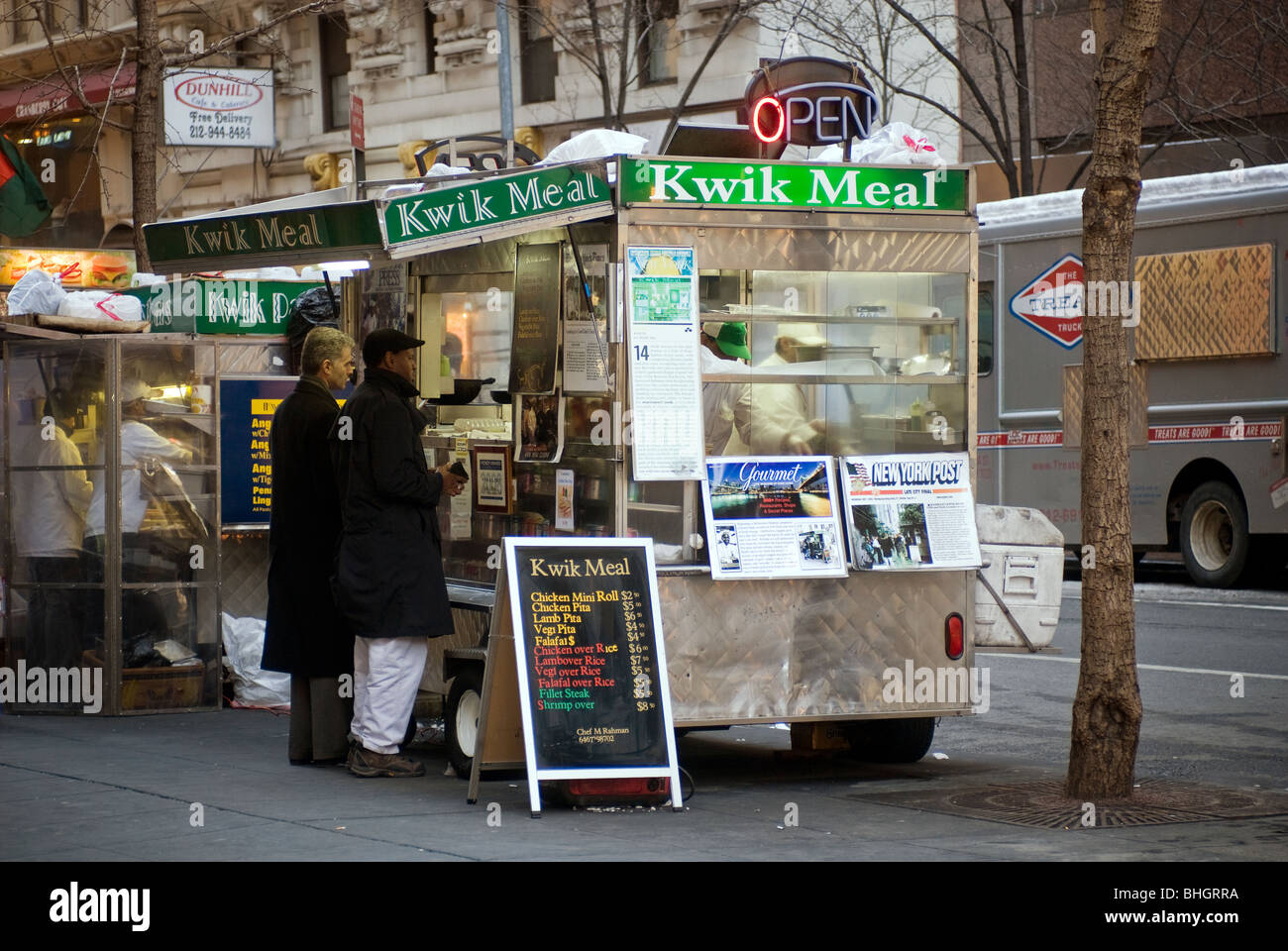 American Diner Line-up für Middle-Eastern Street Essen im Kwik Mahlzeit Warenkorb auf der Sixth Avenue in New York Stockfoto