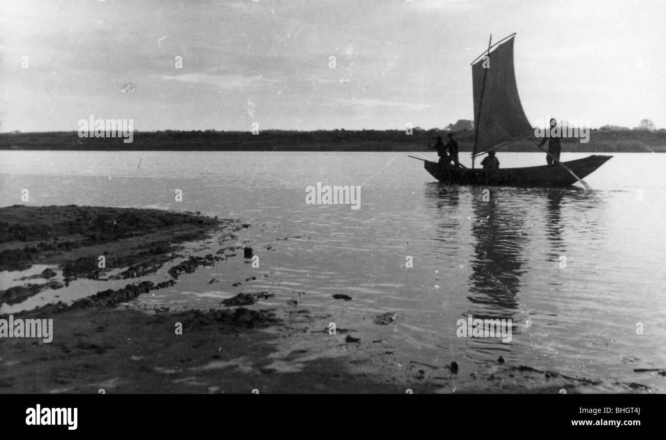 Eine Gruppe von Vietnamesen navigieren einen Wasserstraße Fluss in Vietnam mit einem Boot Segel für macht. schwarze und weiße horizontale Boot sampan Stockfoto