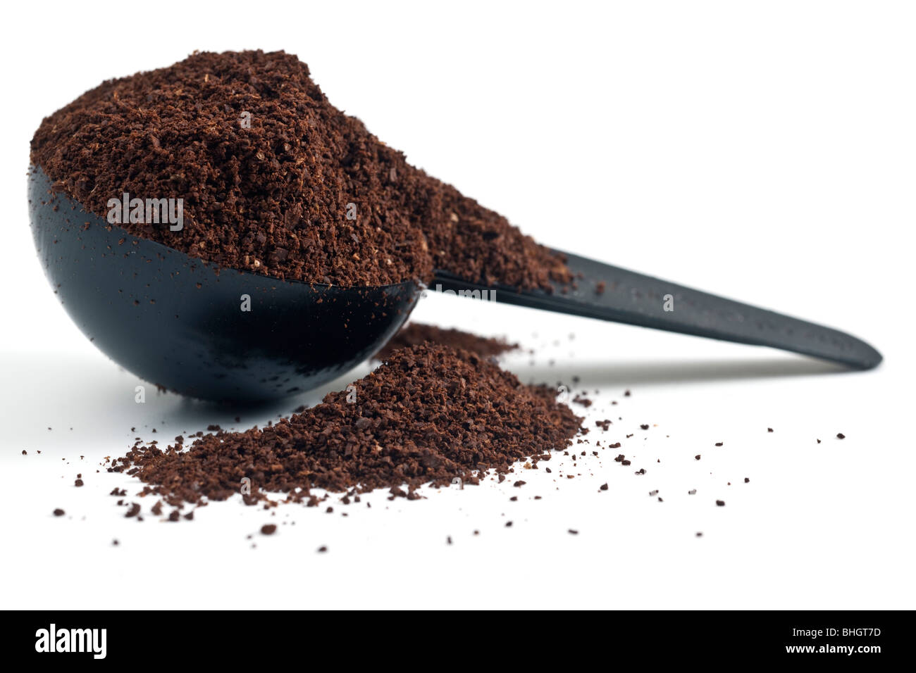 Gehäufte Messlöffel Maßnahme des kenianischen gemahlenen Kaffees  Stockfotografie - Alamy