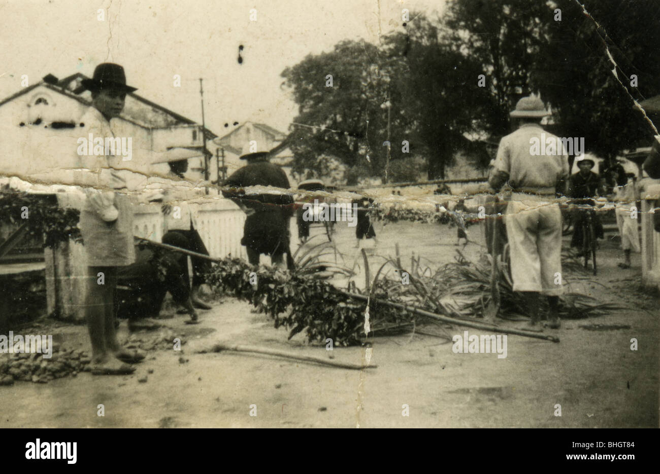 Männer in einer Straße im französischen Vietnam. Markt schwarze und weiße horizontale Arbeiter Kolonie Kolonial Stockfoto