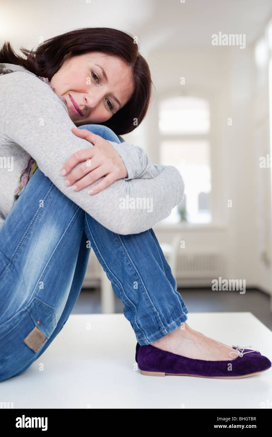 Frau Kopf auf den Knien ruhen Stockfoto