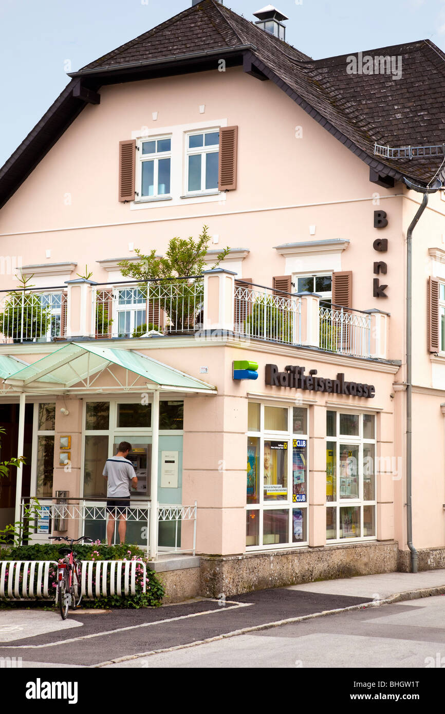 Der Mensch nutzt Cashpoint in einer Raiffeisen-Bank-Filiale in Österreich, Europa Stockfoto