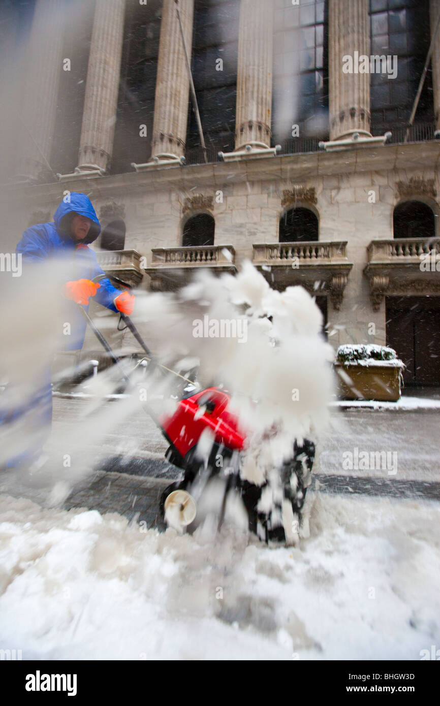 Schneeräumen vor der New York Stock Exchange Stockfoto