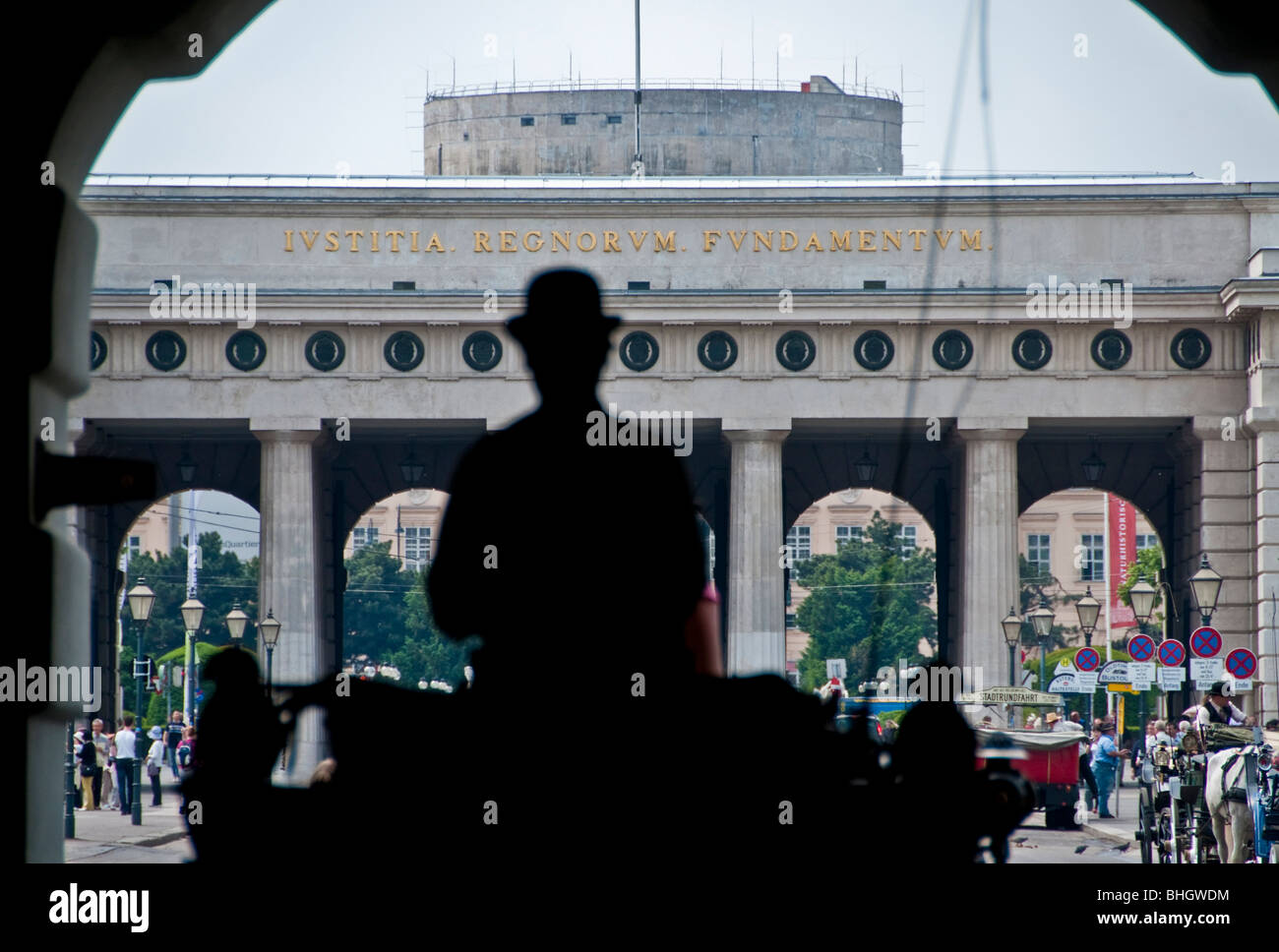 Die Wiener Fiaker Kutsche fährt durch die Tore im Hofburg Palast in Wien Stockfoto