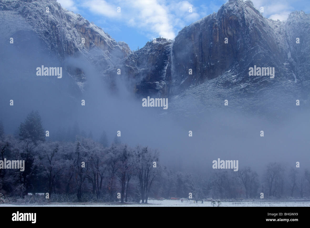 Nebel absteigend auf Tal mit Wasserfall im Hintergrund Stockfoto