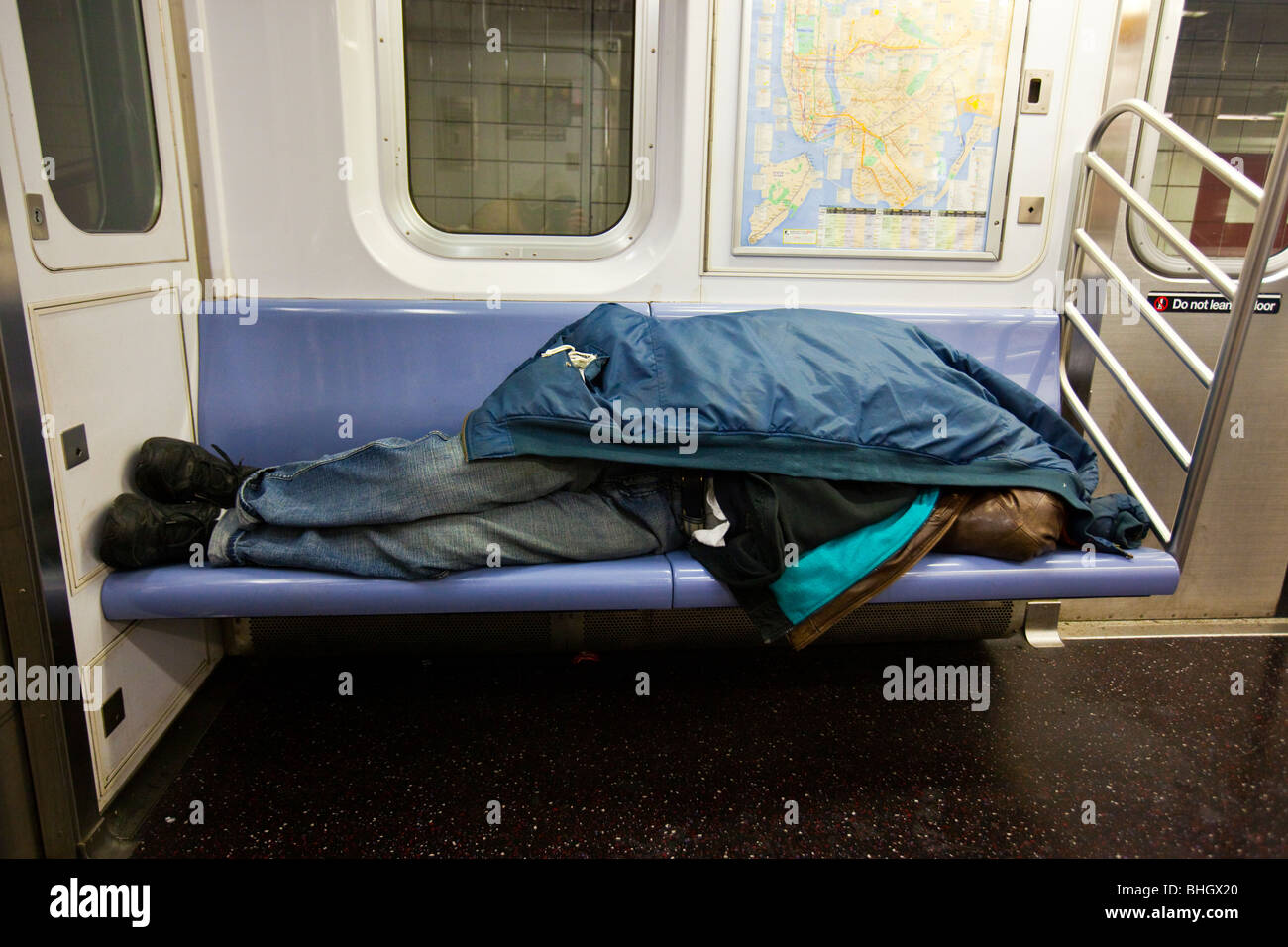 Obdachloser schlafen in der u-Bahn in New York City Stockfoto