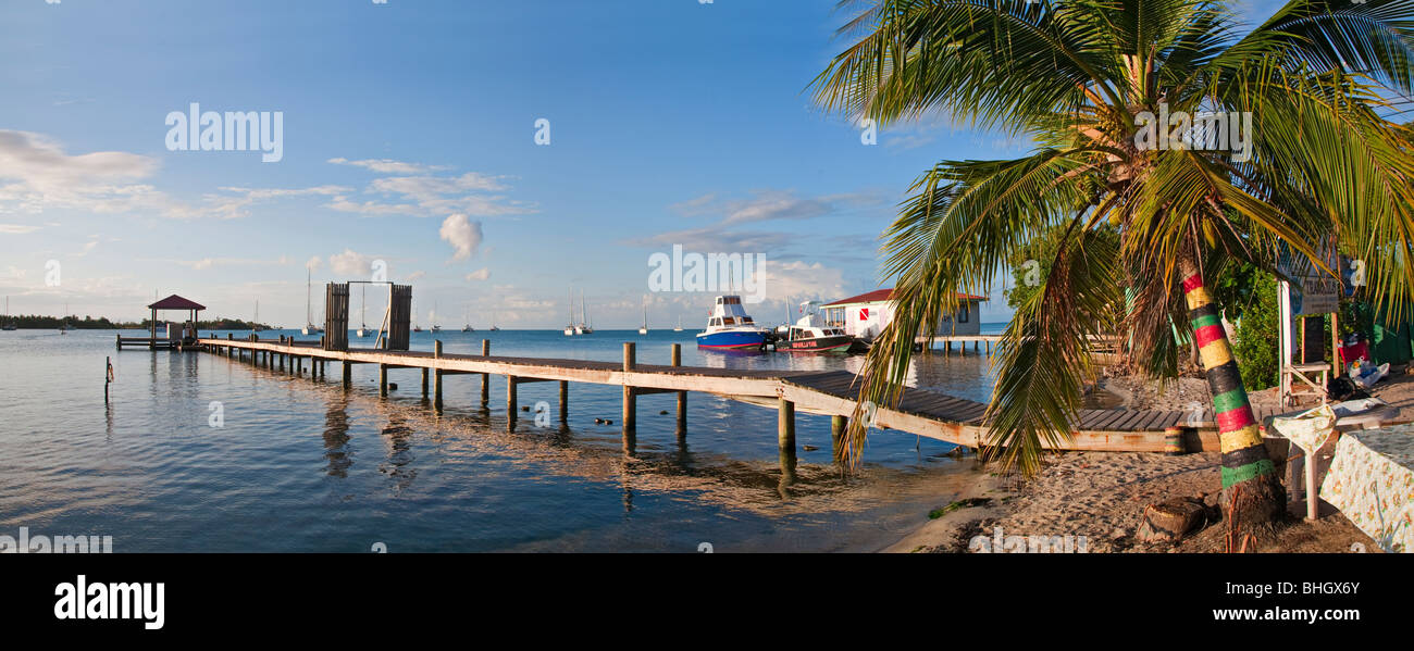 Panorama-Aufnahme des öffentlichen Bootspier in Placencia, Belize Stockfoto