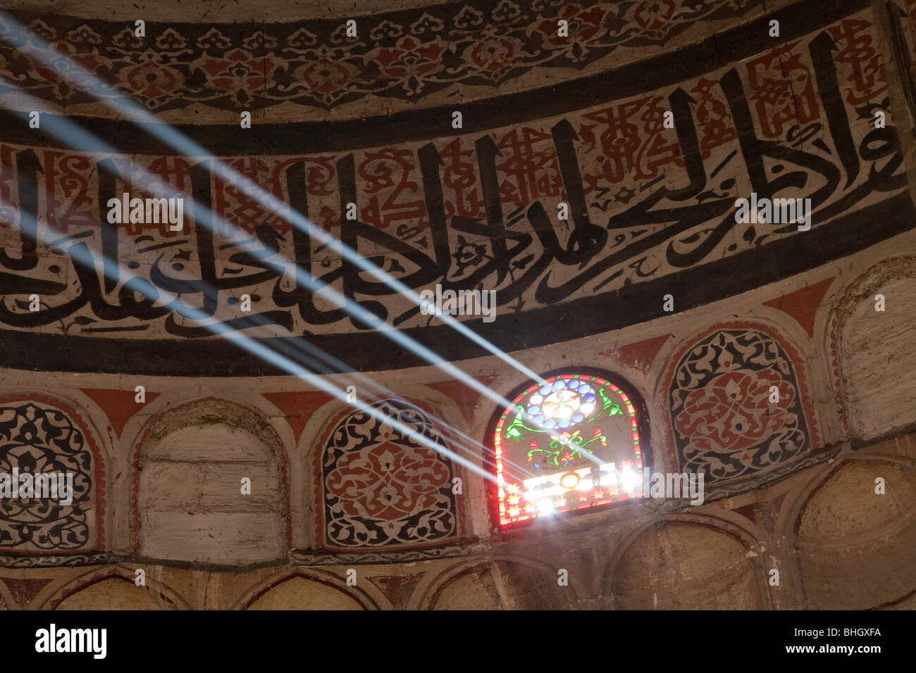 Lichtstrahlen im Mausoleum von Farag ibn Barquq, nördlichen Friedhof, Kairo, Ägypten Stockfoto