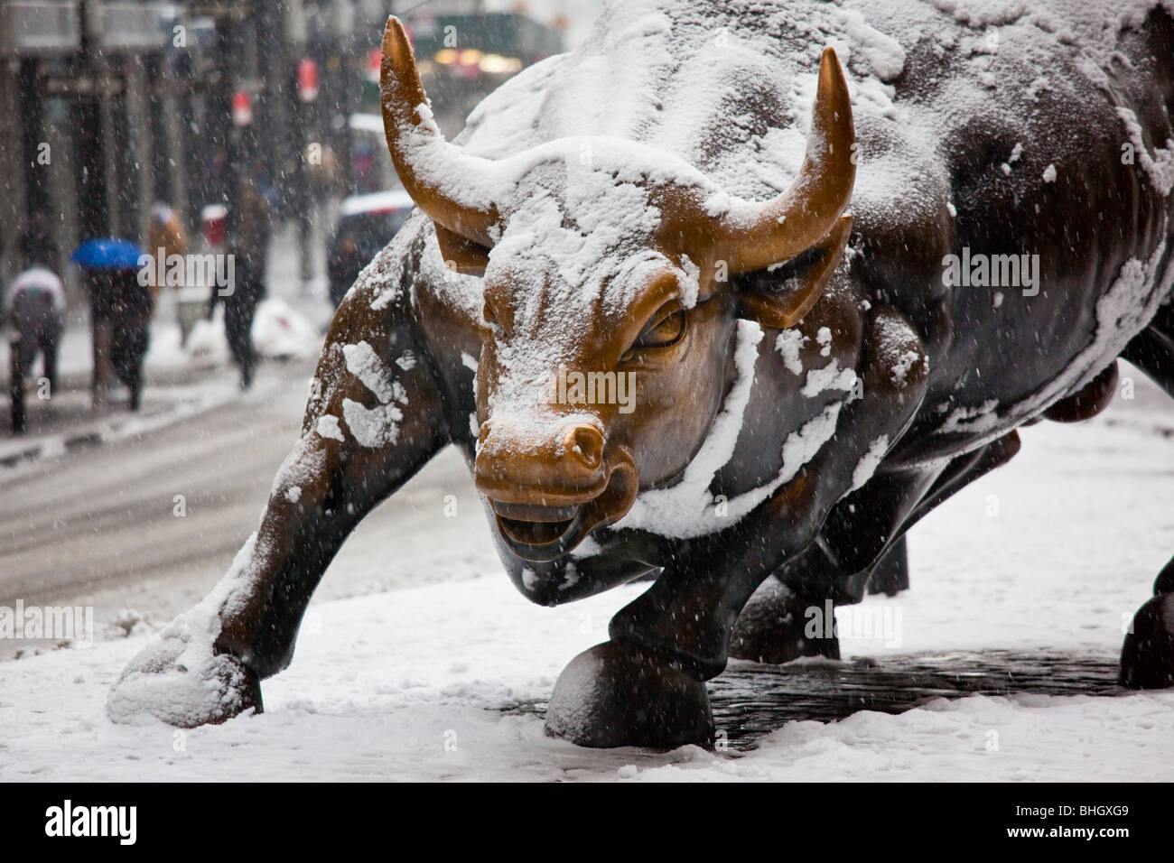 Wall Street Bull in einem Schneesturm in New York City Stockfoto