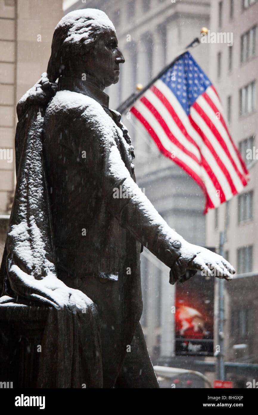 Statue von George Washington vor der Federal Hall auf Wall Street, New York City Stockfoto