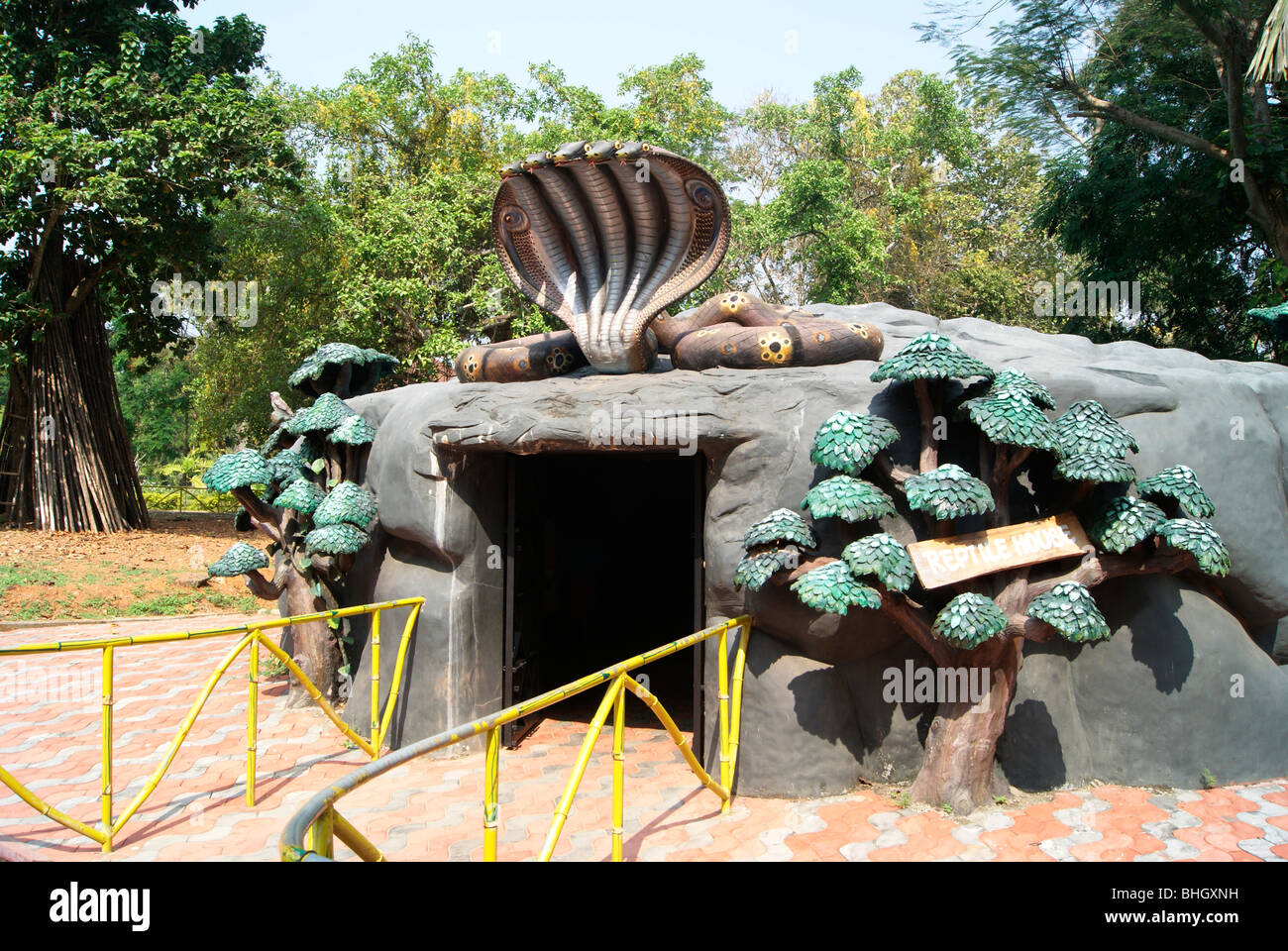 Reptilienhaus in Trivandrum Zoo am Kerala,India.An exklusive Kollektion von Reptilien auch giftige Schlangen in diesem Zoo-Haus Stockfoto