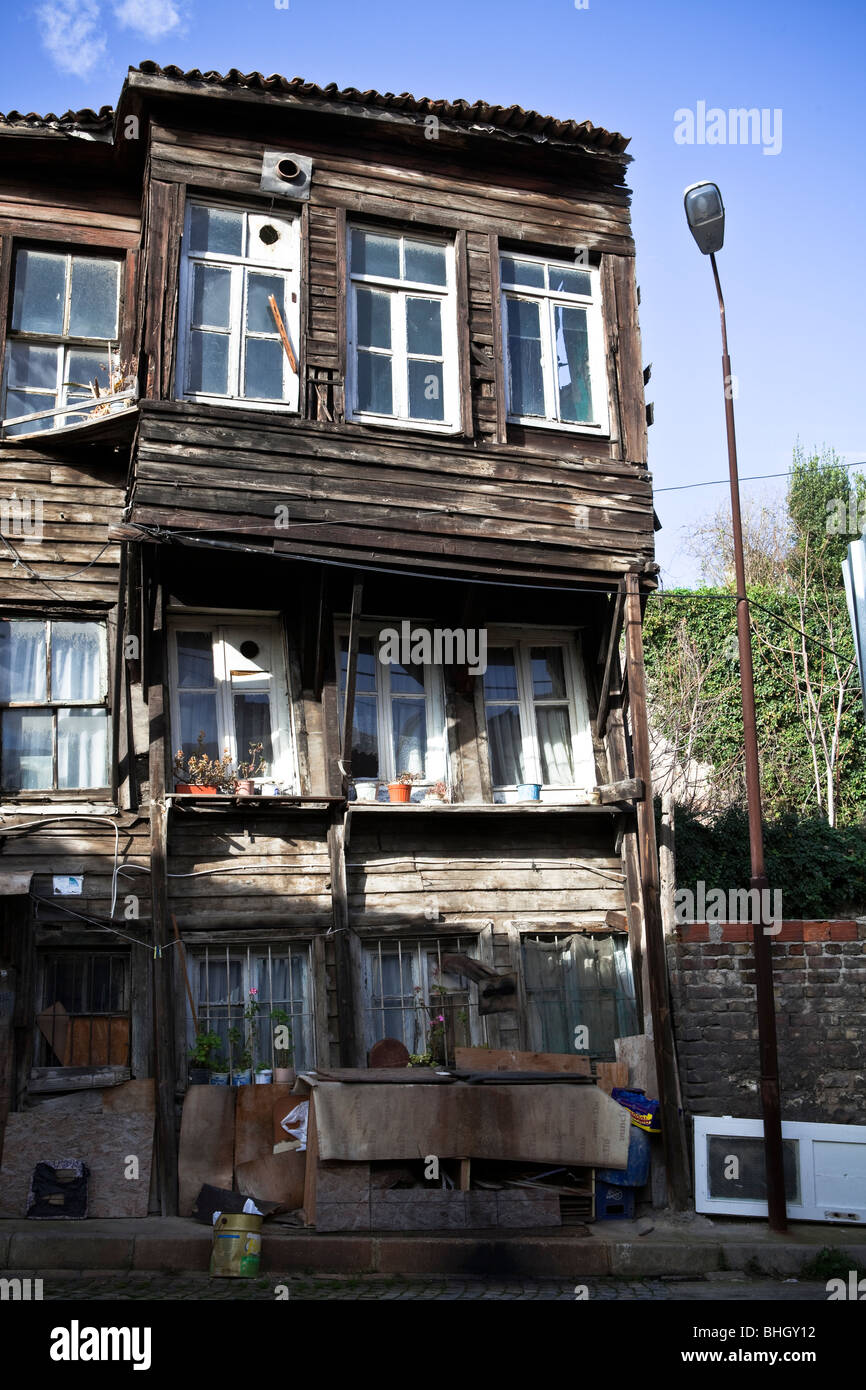 Altes Holzhaus in einer Straße des Stadtteils Fener-Balat, Istanbul, Europa, Asien, Eurasien, Türkei. Stockfoto
