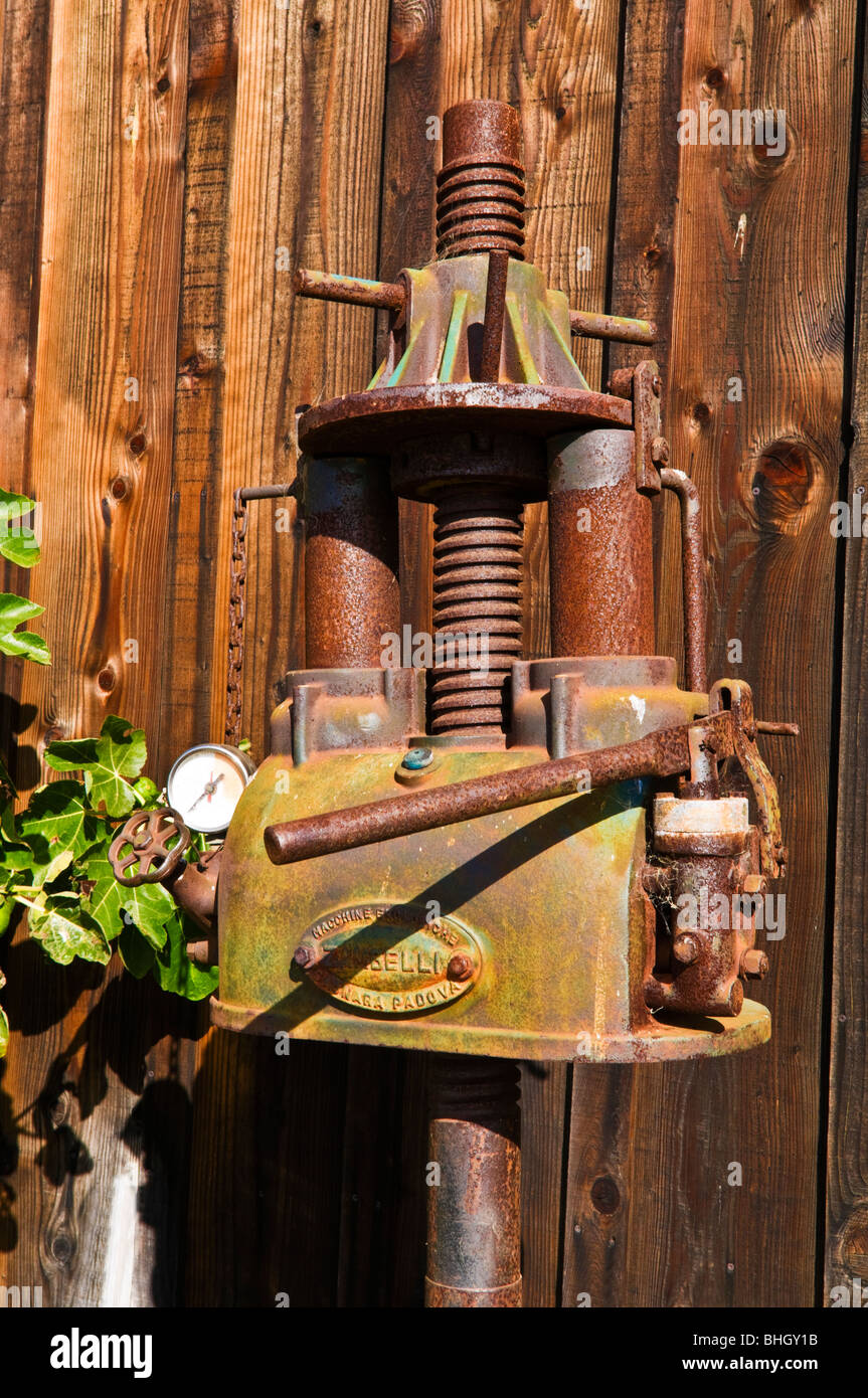 Antike Weinpresse Harmonie Weinkeller, Harmonie, Kalifornien Stockfoto