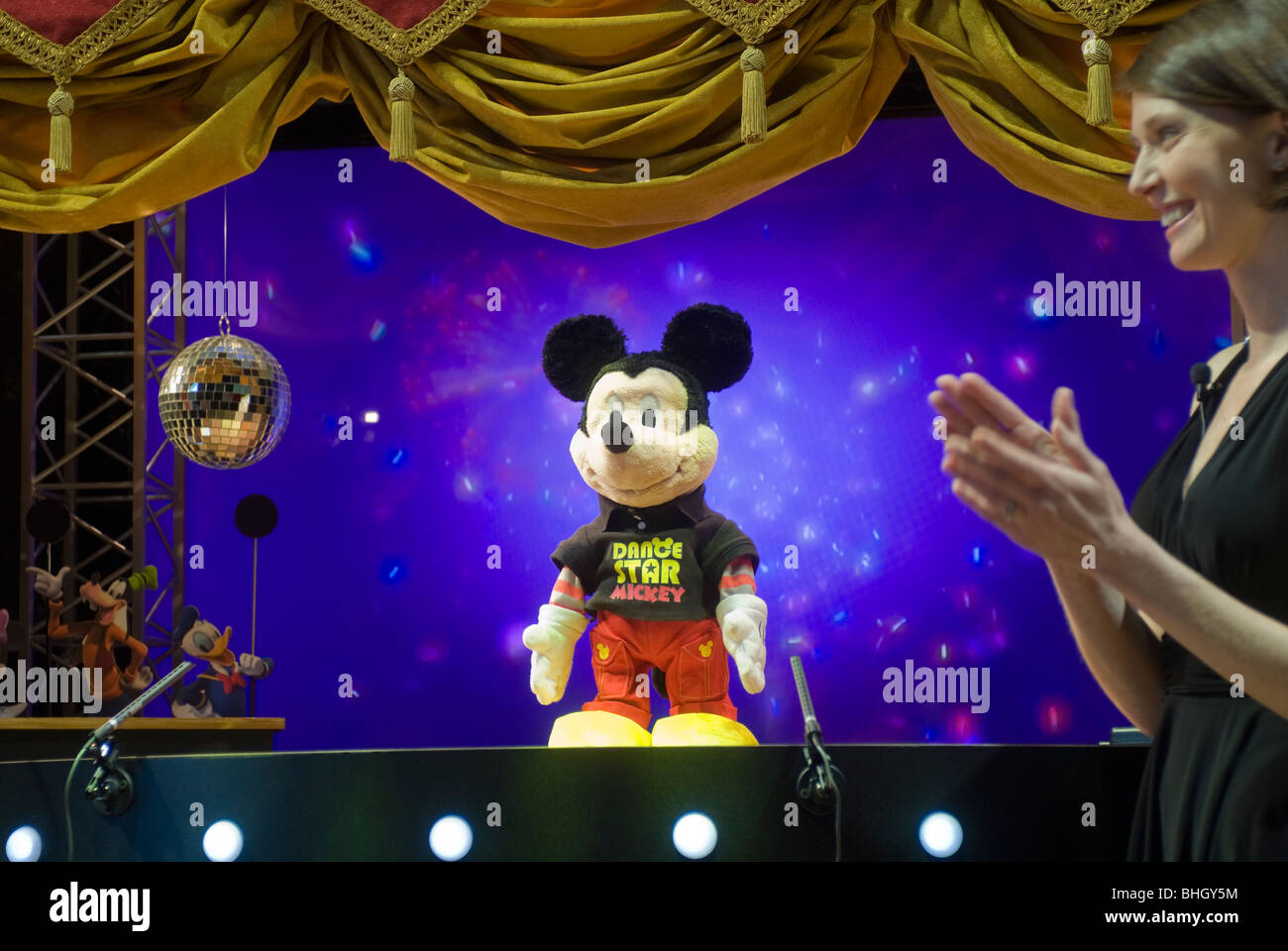 Der neue Fisher-Price "Dance Star Mickey" Puppe wird vorgestellt auf der Spielwarenmesse in New York Stockfoto