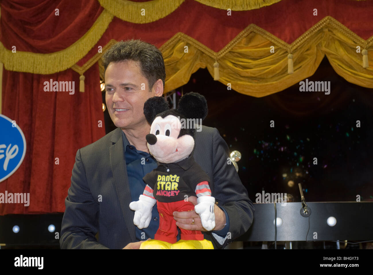 Gewinner des Dancing With the Stars, Donny Osmond, erscheint mit der neuen Fisher-Price Dance Star Mickey-Puppe auf der Spielwarenmesse in New York Stockfoto