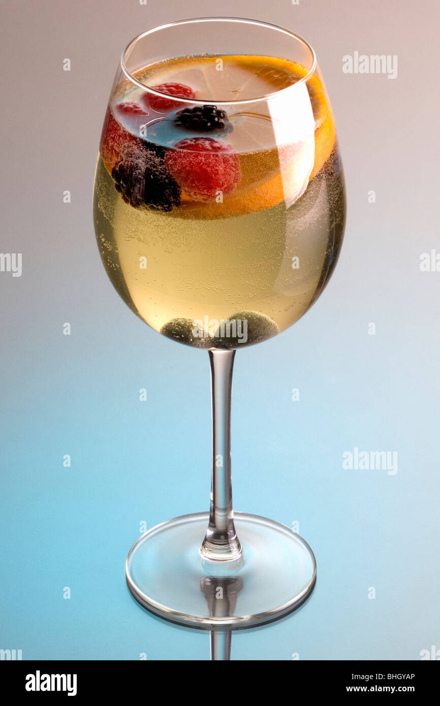 Glas weiß Wein Sangria auf grauem Hintergrund mit Reflexion Stockfoto