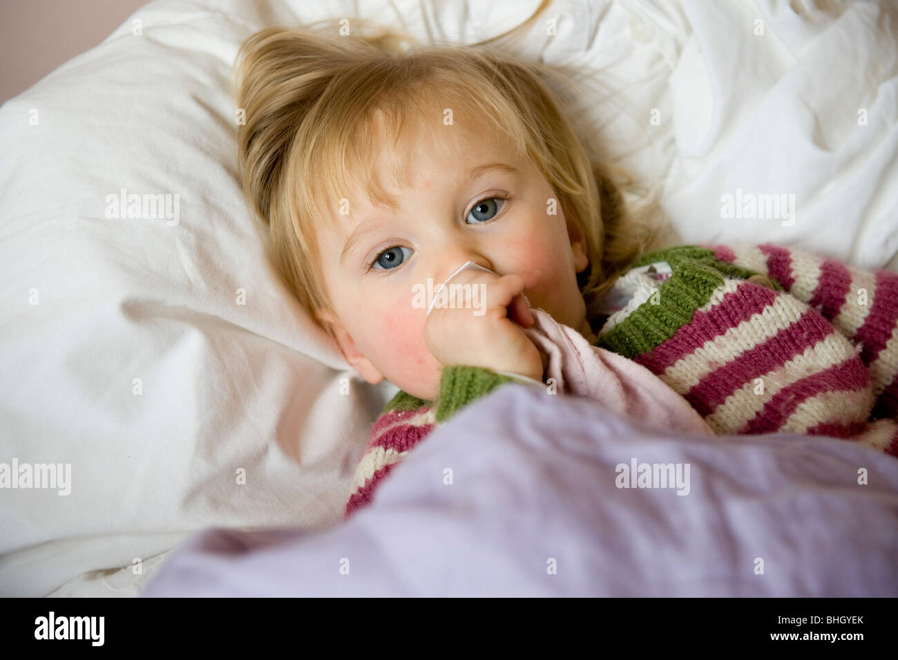 Baby Mädchen Kleinkind liegen für ein Nickerchen Stockfoto