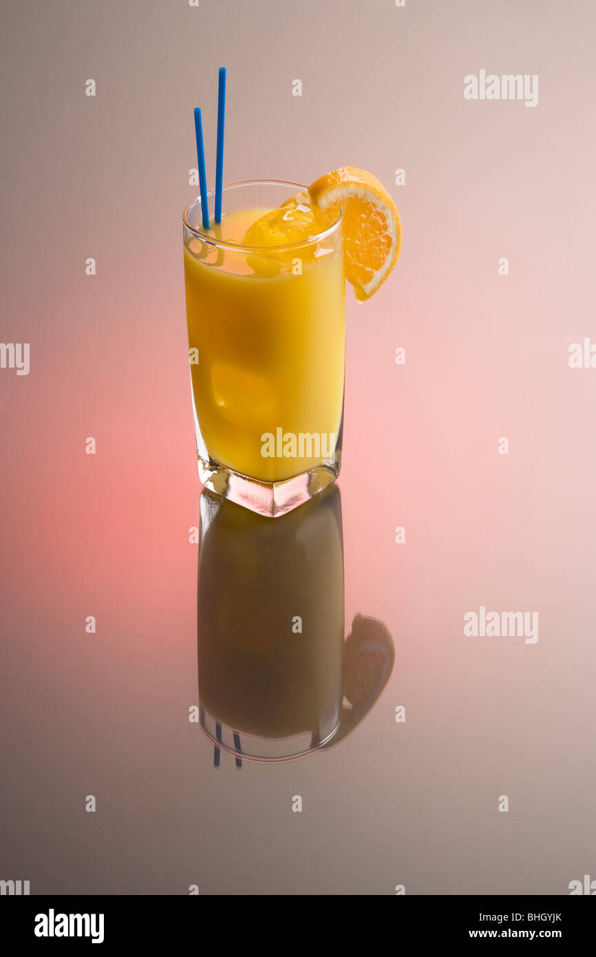 Schraubendreher mit Orange cocktail garnieren auf einfarbigen Hintergrund mit Reflexion Stockfoto