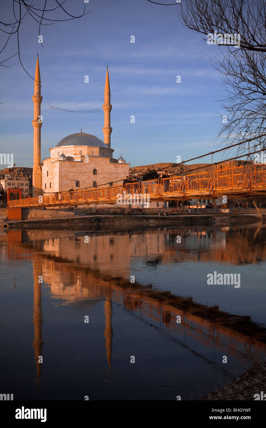 Moschee und Fluss bei Sonnenuntergang, Avanos, Türkei, Mittelmeer, Eurasia, Orient. Stockfoto