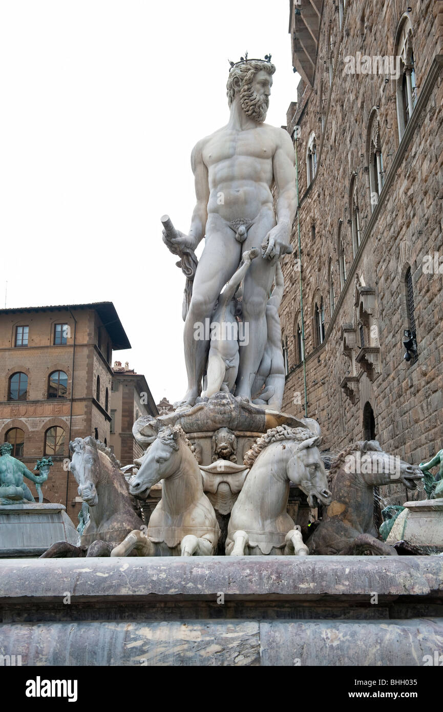 Statue des Herkules und Grab am Eingang von der Palazzo Vecchio, Piazza della Signoria, Florenz, Italien Stockfoto