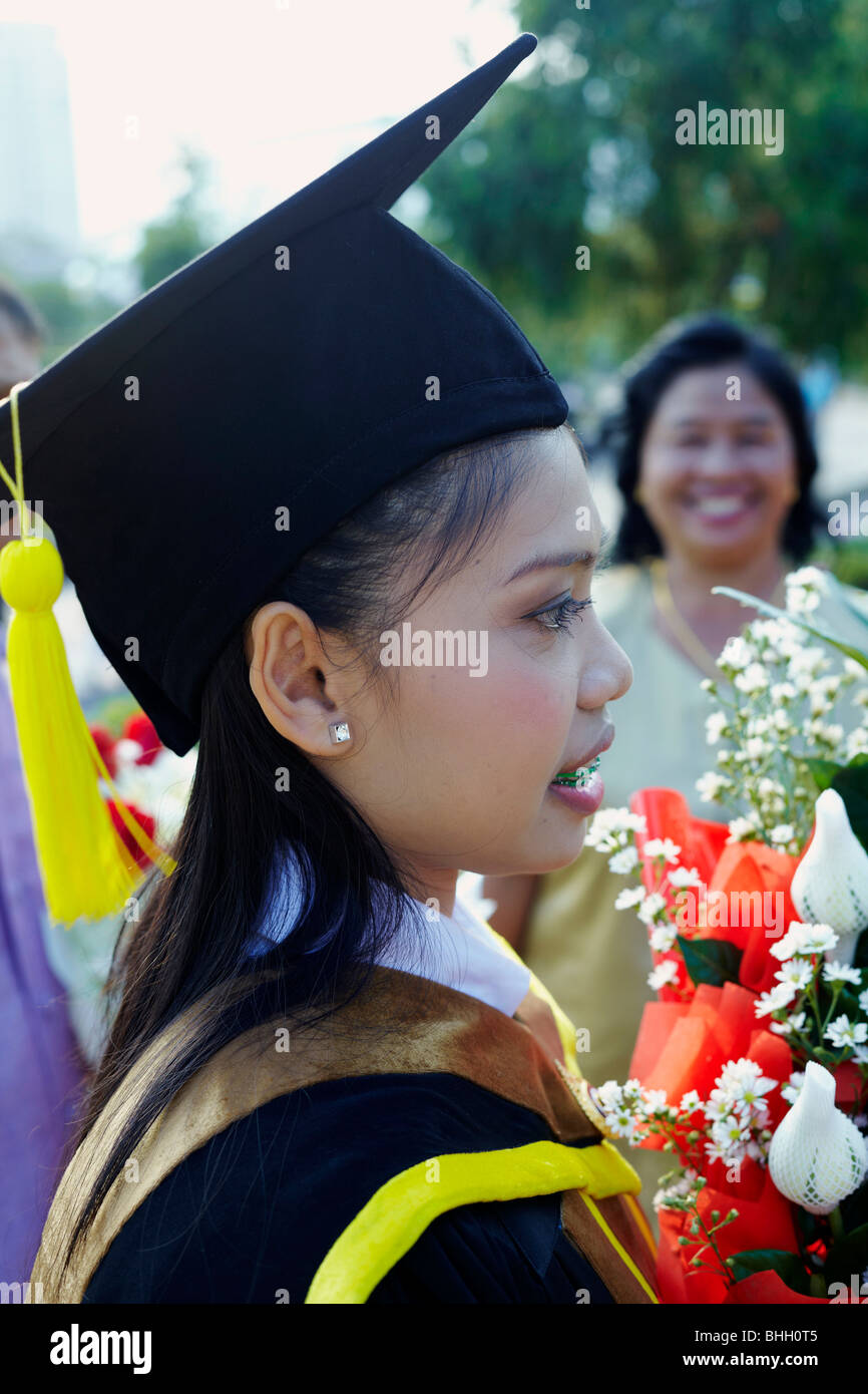 Stolze Mutter und Tochter. Mutter blickt auf die Universitätsabschlussfeier ihrer Tochter. Thailand S. E. Asien. Stockfoto