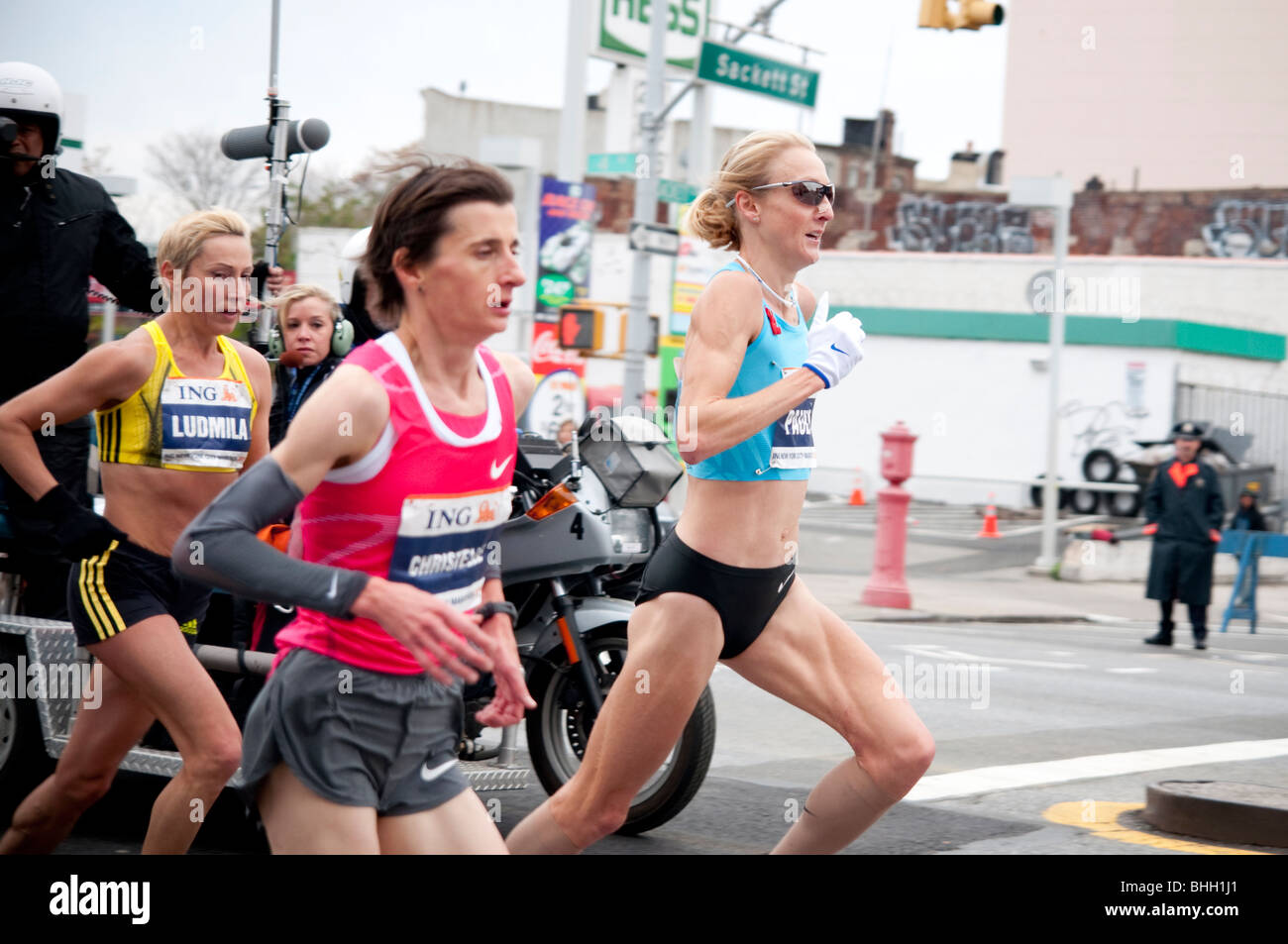 Paula Radcliffe, Christelle Daunay und Ludmila Petrova konkurrieren in der ING New York City Marathon 2009. Stockfoto