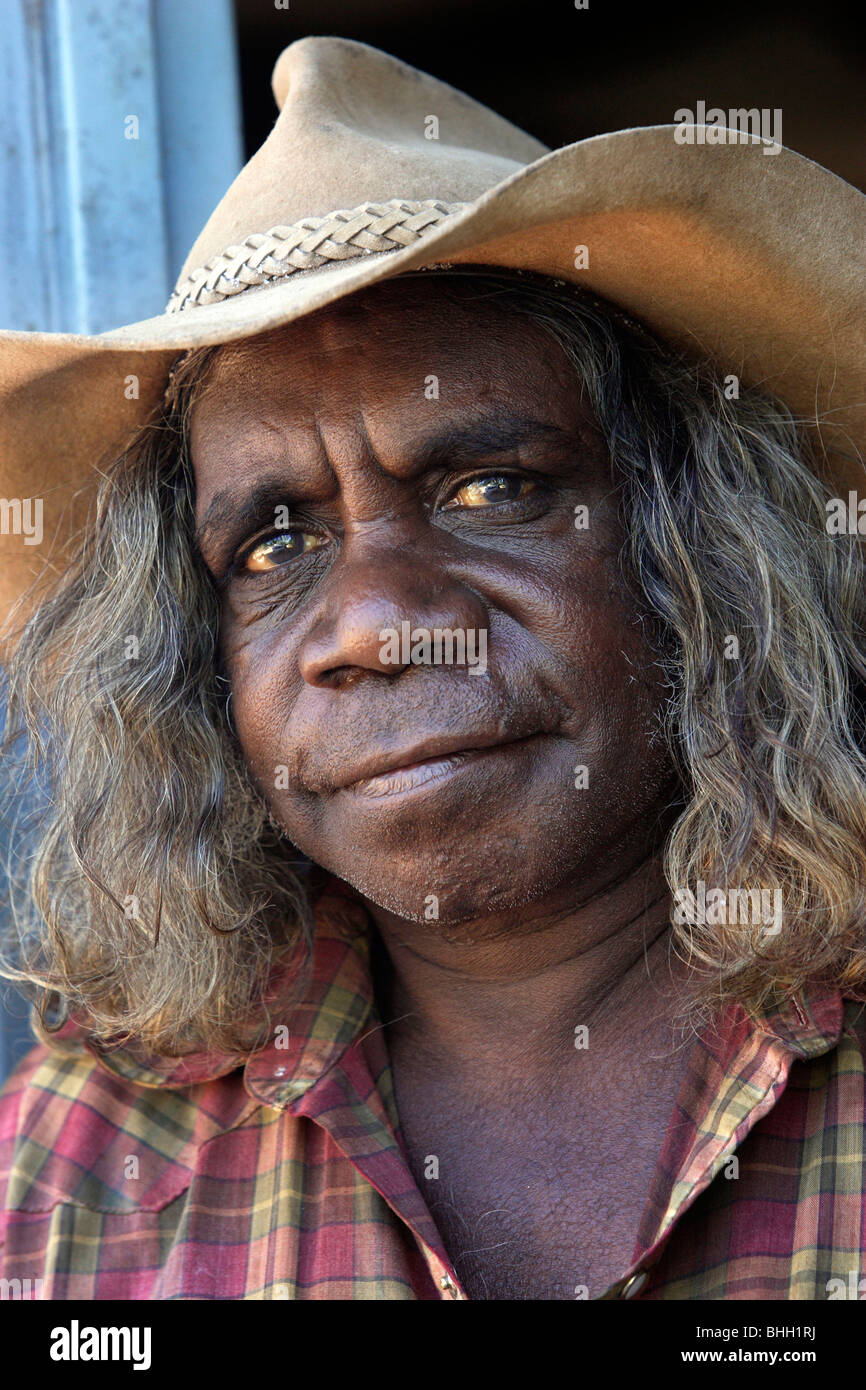 Northern Territory, Australien - William Marranya ist ein Top Speer-Maker von Nauiyu Gemeinschaft. Stockfoto