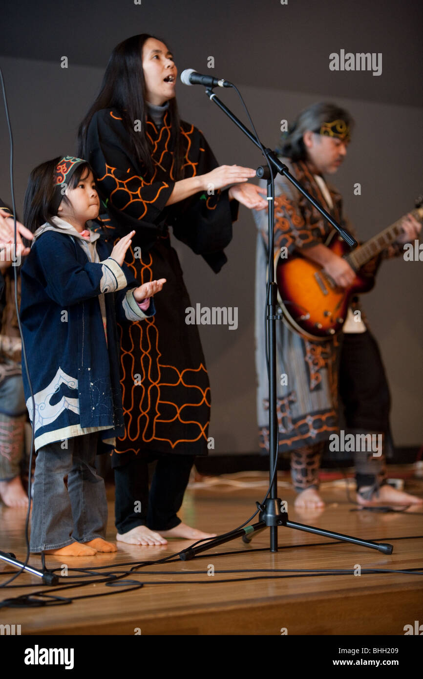 Musik-Performance von "Ainu-Kunstprojekt" in Sapporo Pirka Kotan (Sapporo Ainu Kultur Promotion Centre), Sapporo, Hokkaido. Stockfoto