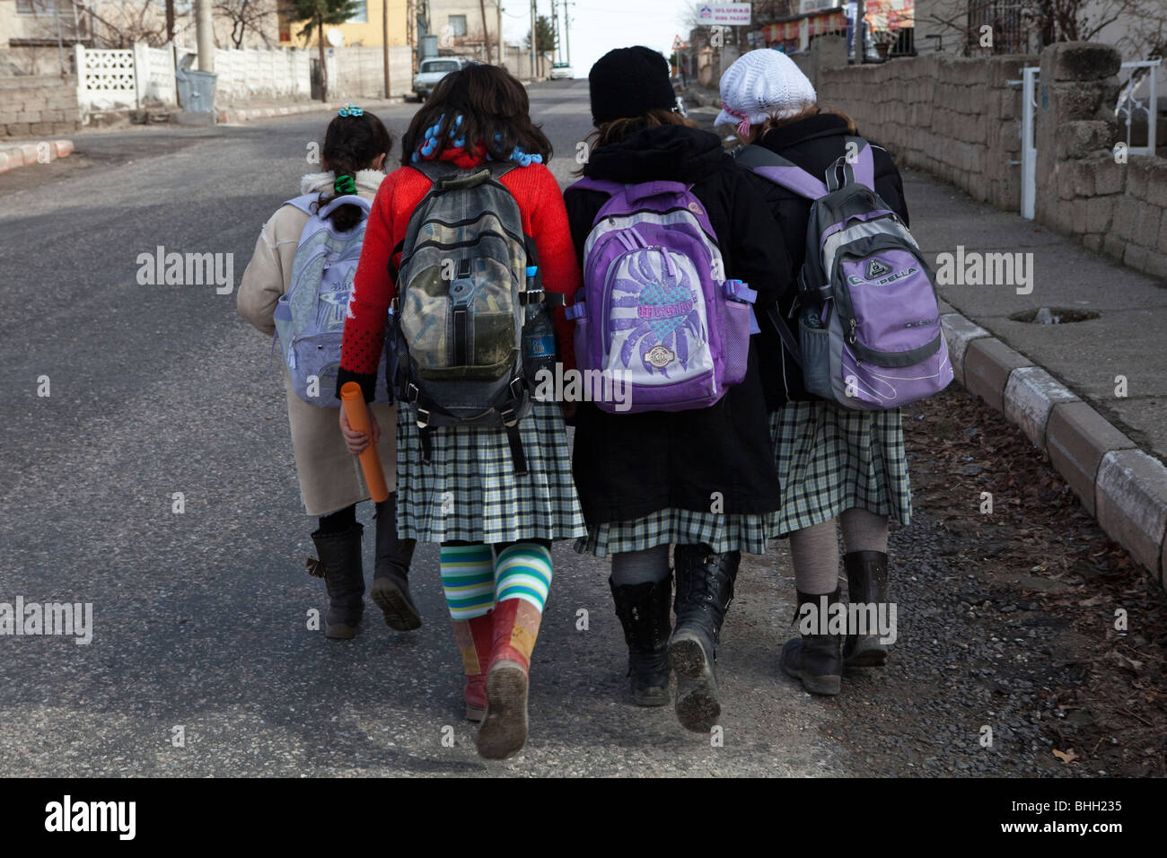 Gruppe von Mädchen auf dem Weg zur Schule, Ortahisar, Kappadokien, Anatolien, Türkei, Eurasien, Asien. Stockfoto