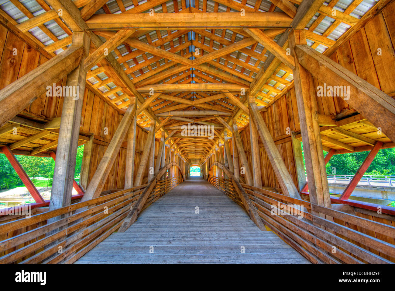 Innenraum einer überdachten Brücke. Hoher Dynamikbereich Bild. Stockfoto