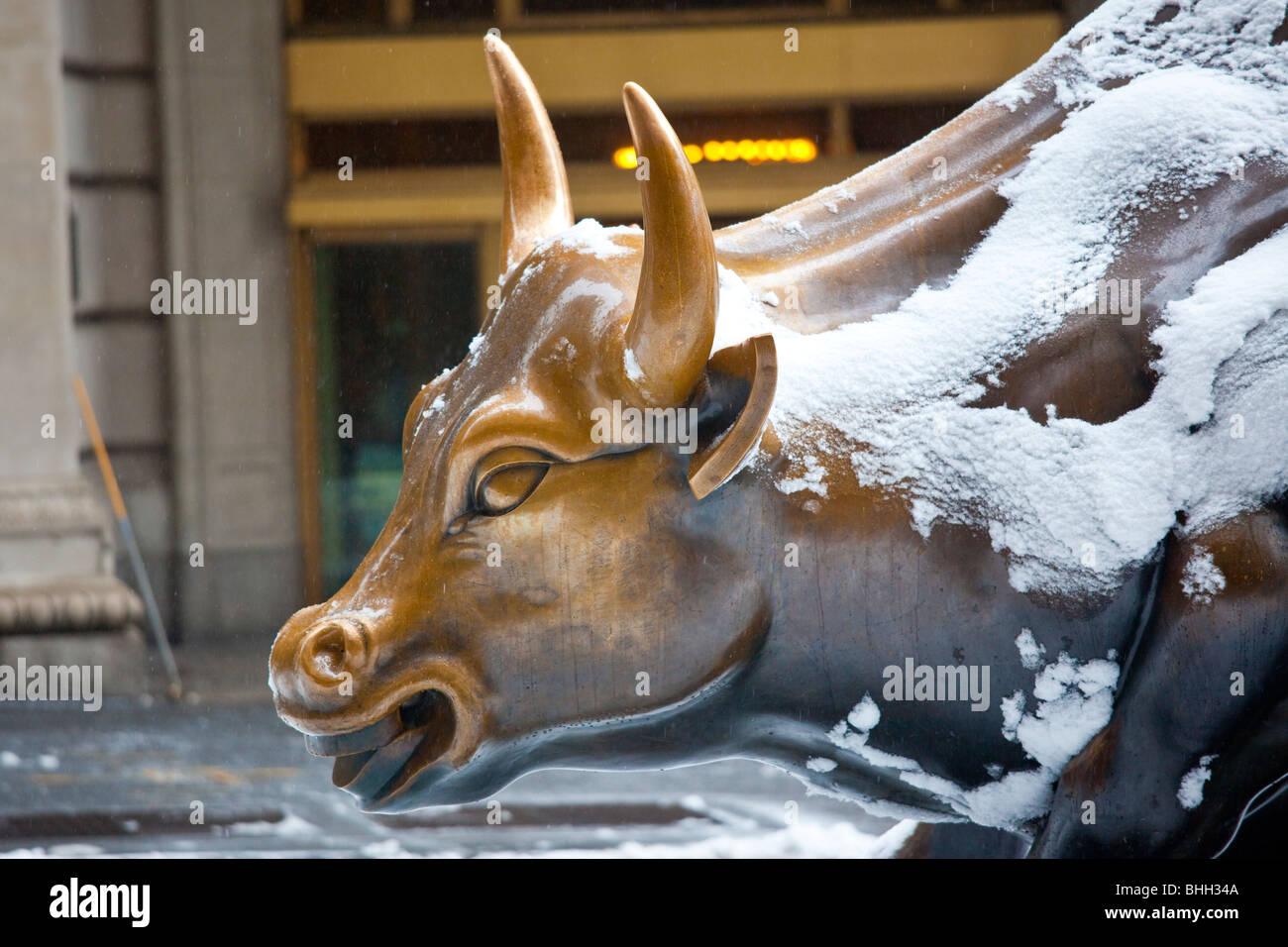 Wall Street Bull in einem Schneesturm in New York City Stockfoto