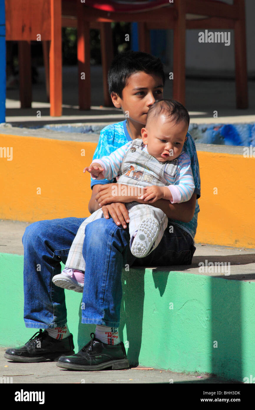 Kind hält seinen kleinen Bruder. Caldas, Boyacá, Kolumbien, Südamerika Stockfoto