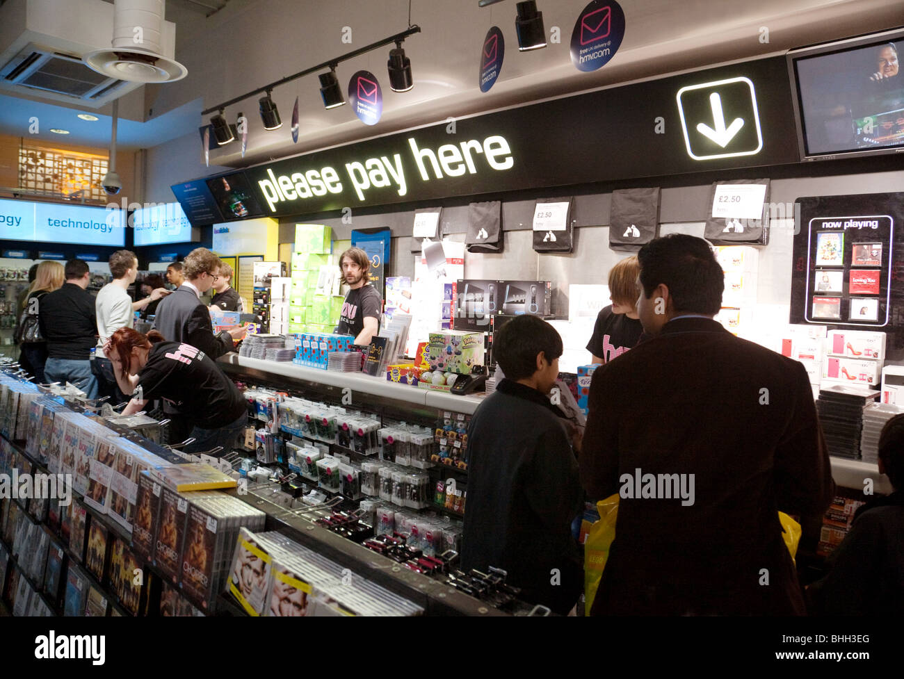 Kunden Schlange an der Kasse zu bezahlen waren, der HMV Shop, Bluewater Shopping-Mall, Kent UK Stockfoto