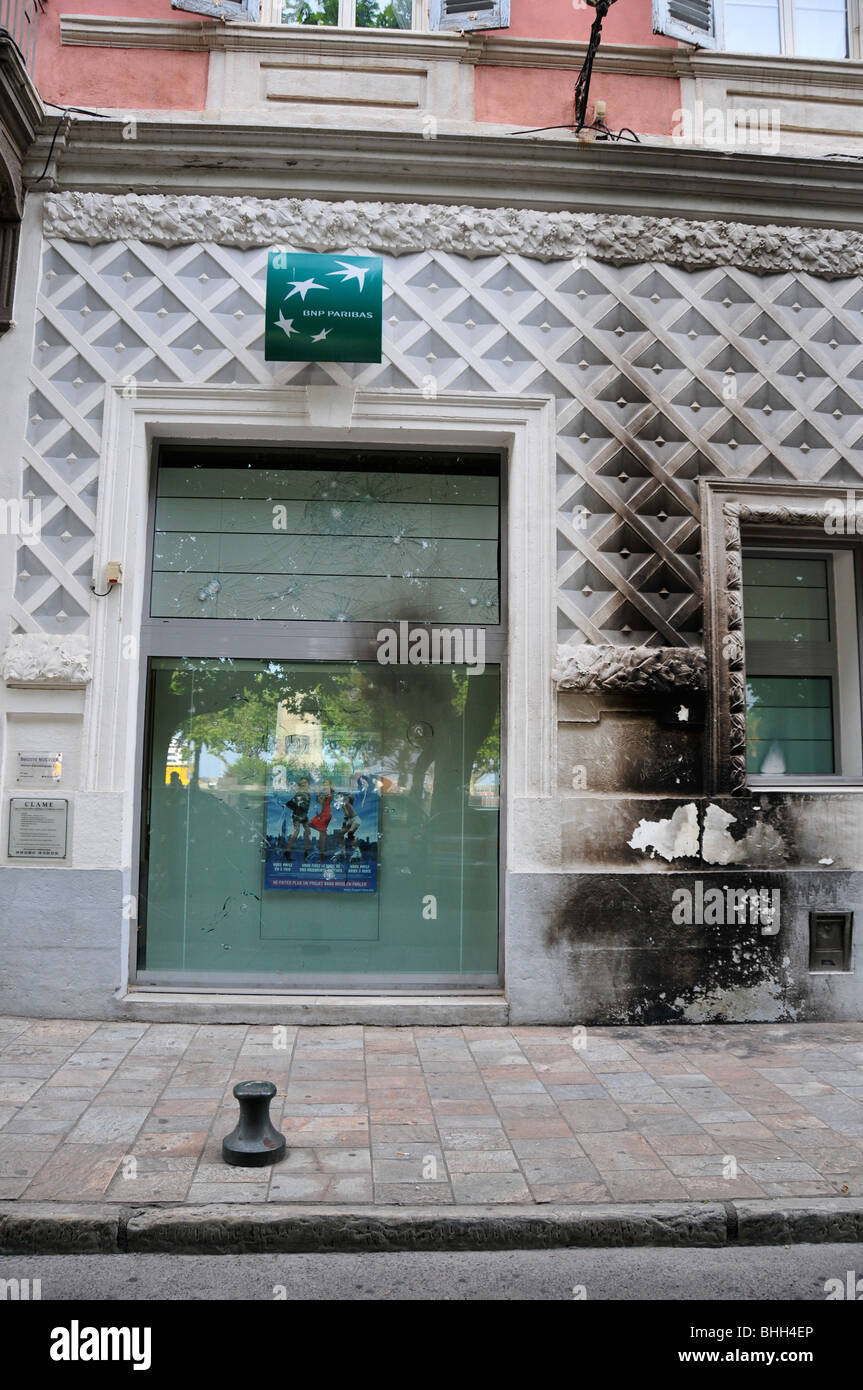 Brandbomben Schaden vermutlich von korsischen Separatisten, auf ein BNP Paribas Bank in Ajaccio, Korsika Stockfoto