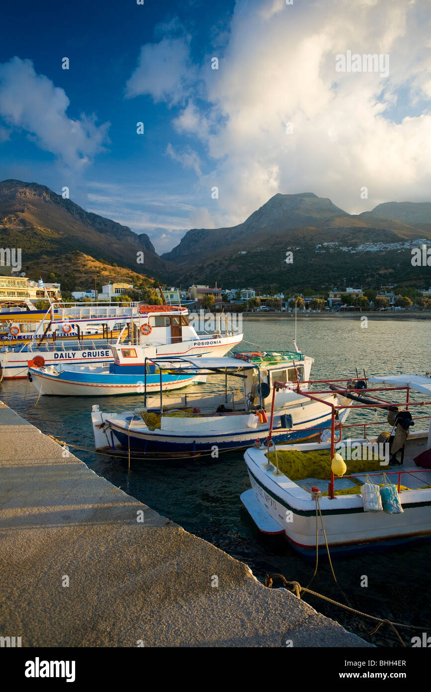 Angelboote/Fischerboote vertäut im Hafen von Plakias, Kreta, Griechenland. Stockfoto