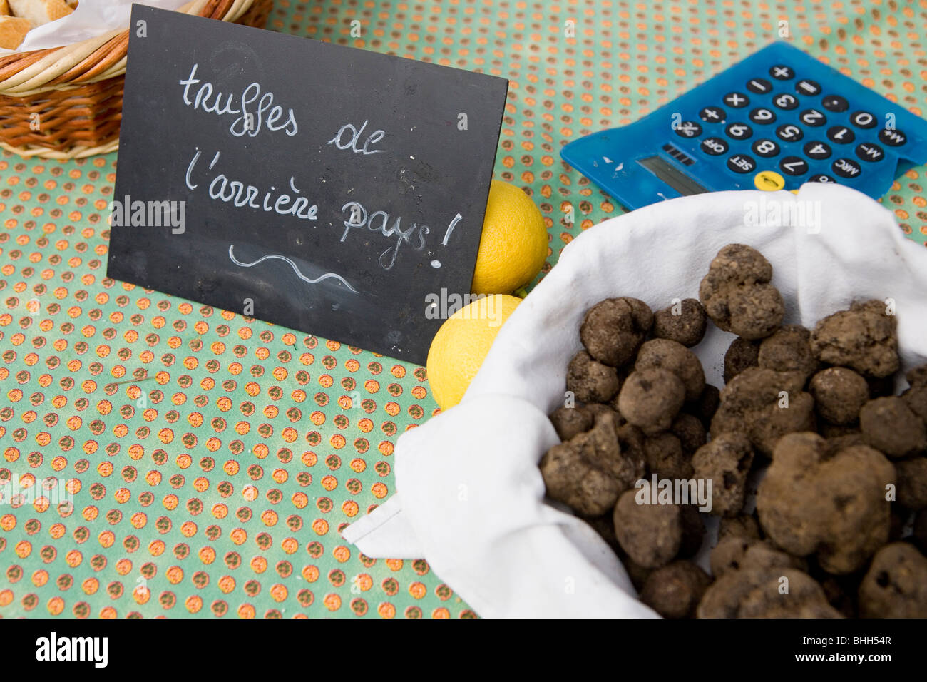 Trüffel für Verkauf auf einem Markt in Puget Theniers, Alpes Maritimes, Frankreich am 13. Februar 2010 Stockfoto