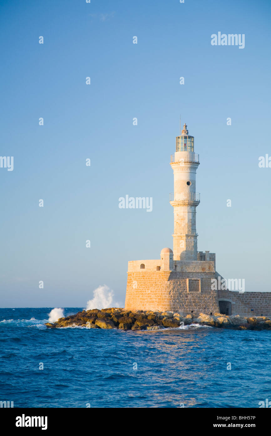 Die Venezianische Leuchtturm bei der Einfahrt in den Hafen von Chania, Kreta, Griechenland. Stockfoto