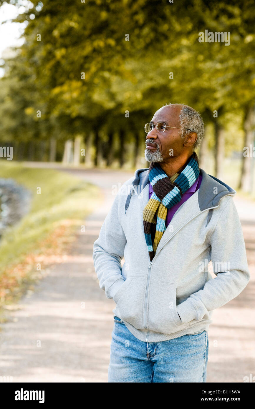 Senior woman ausgehen für einen Spaziergang, Schweden. Stockfoto