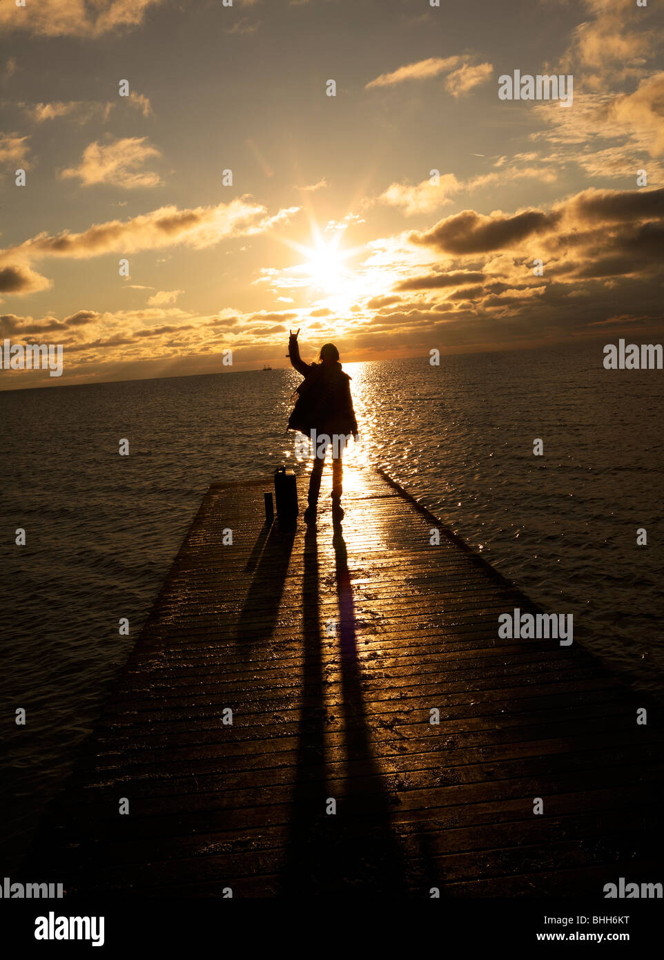 Frau am Meer bei Sonnenuntergang, Schweden. Stockfoto