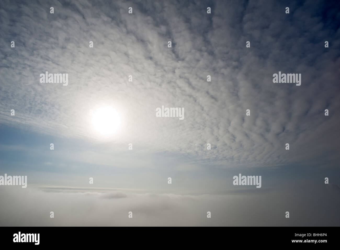 Bewölkter Himmel mit einer schwachen Sonne, Schweden. Stockfoto