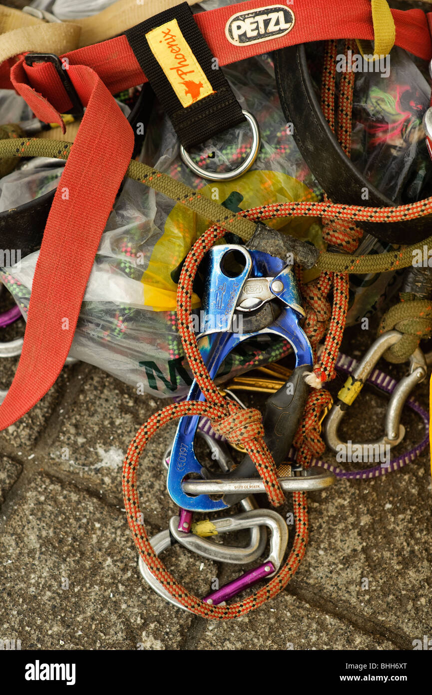 Rock, Kletterausrüstung, Klettergurt, Seile, Klammern, Karabiner usw. Stockfoto