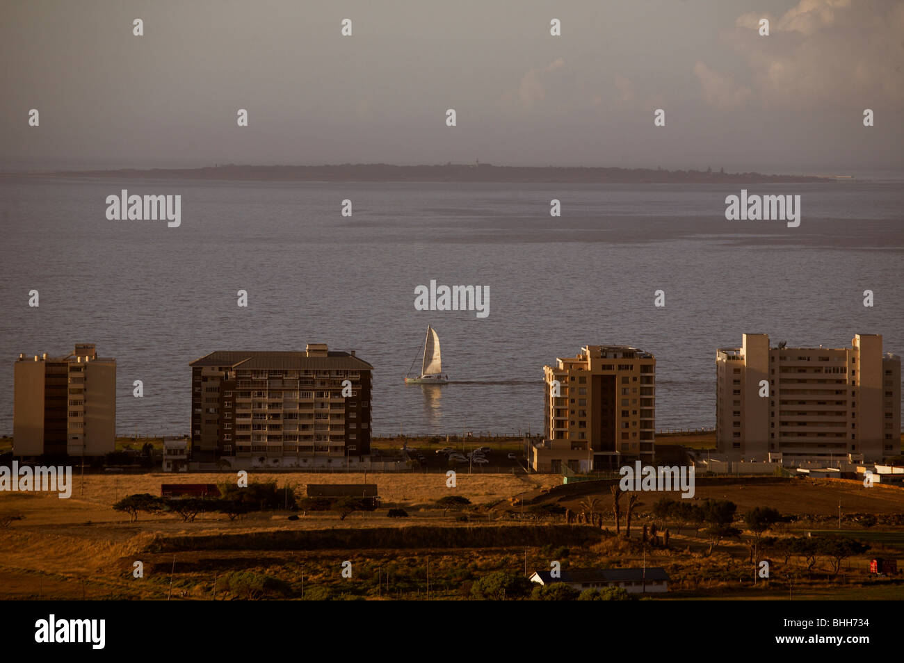 Blick über Gebäude direkt am Meer, Südafrika. Stockfoto