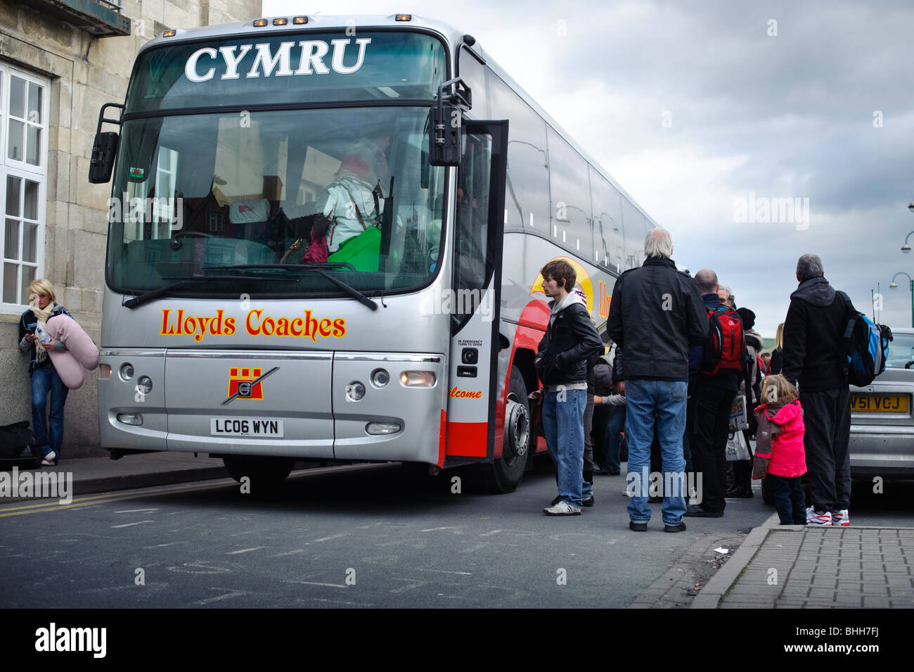 Fahrgäste im Eisenbahnverkehr einsteigen in einen Ersatz-Bus-Service am Bahnhof Aberystwyth, Wales UK Stockfoto
