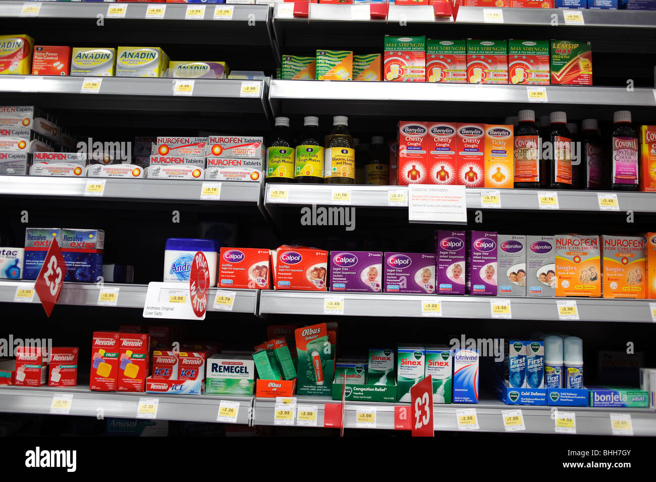 Über den Zähler nicht verschreibungspflichtige Erkältung und Grippe-Mittel auf Verkauf in den Regalen im Coop-Supermarkt, UK Stockfoto