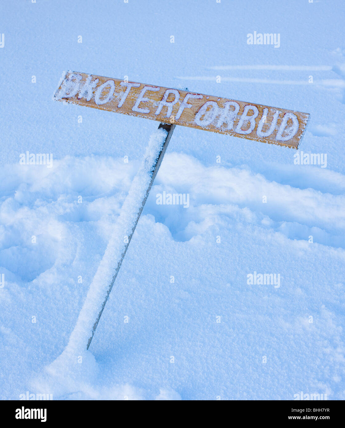 Ein Holzschild im Schnee, Schweden. Stockfoto