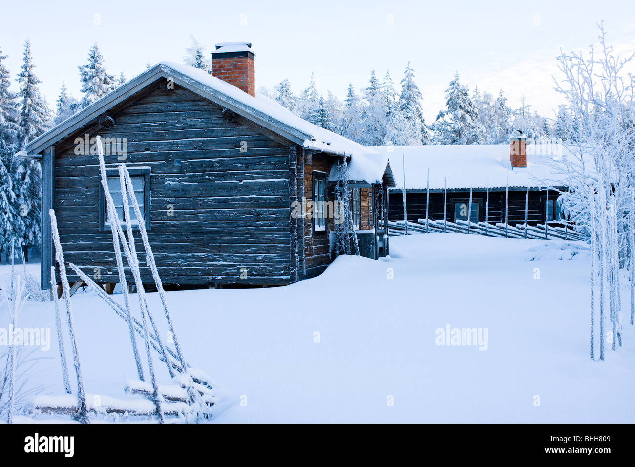 hutte in einer winterlichen landschaft schweden bhh809