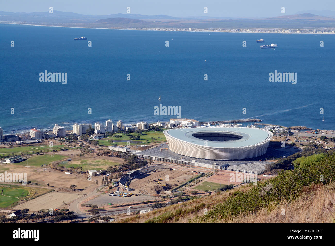 Green Point Stadion in Kapstadt für die WM 2010 gebaut, dem alten Stand und Terrassen abgerissen Stockfoto