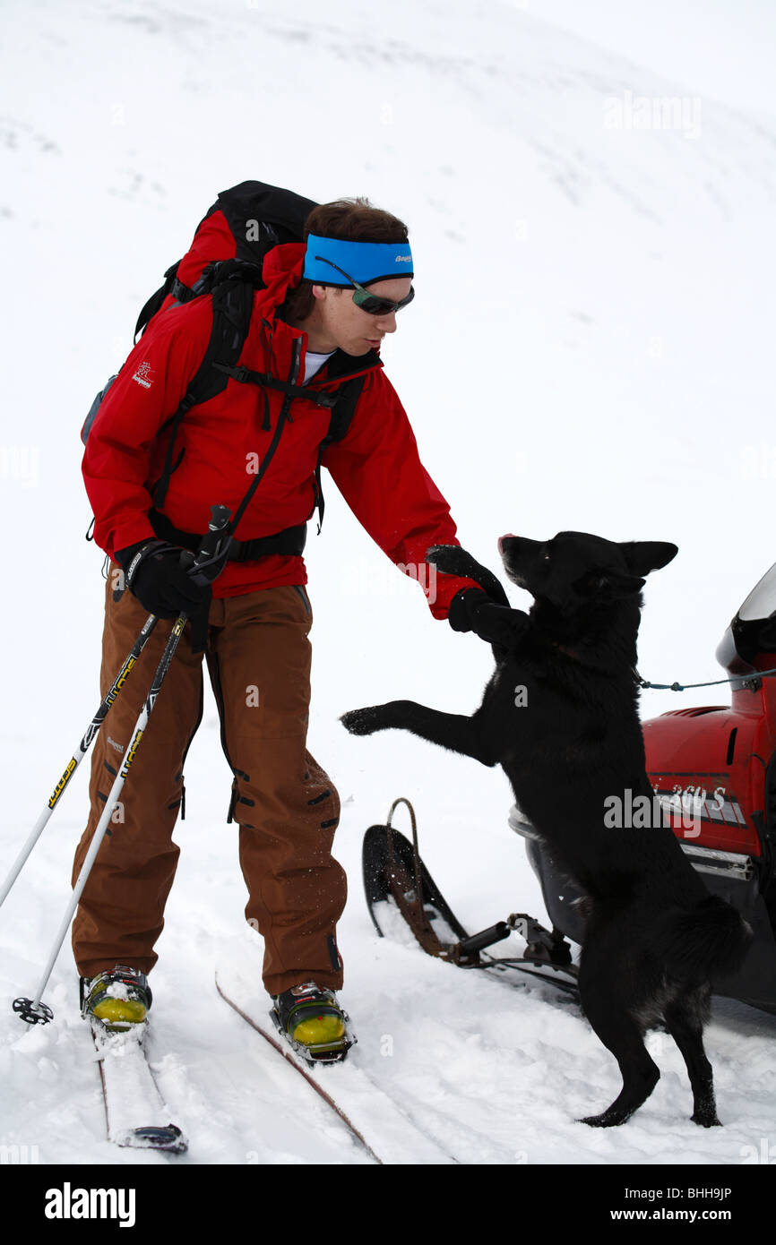 Ein Skifahrer und ein Hund, Abisko, Lappland, Schweden. Stockfoto
