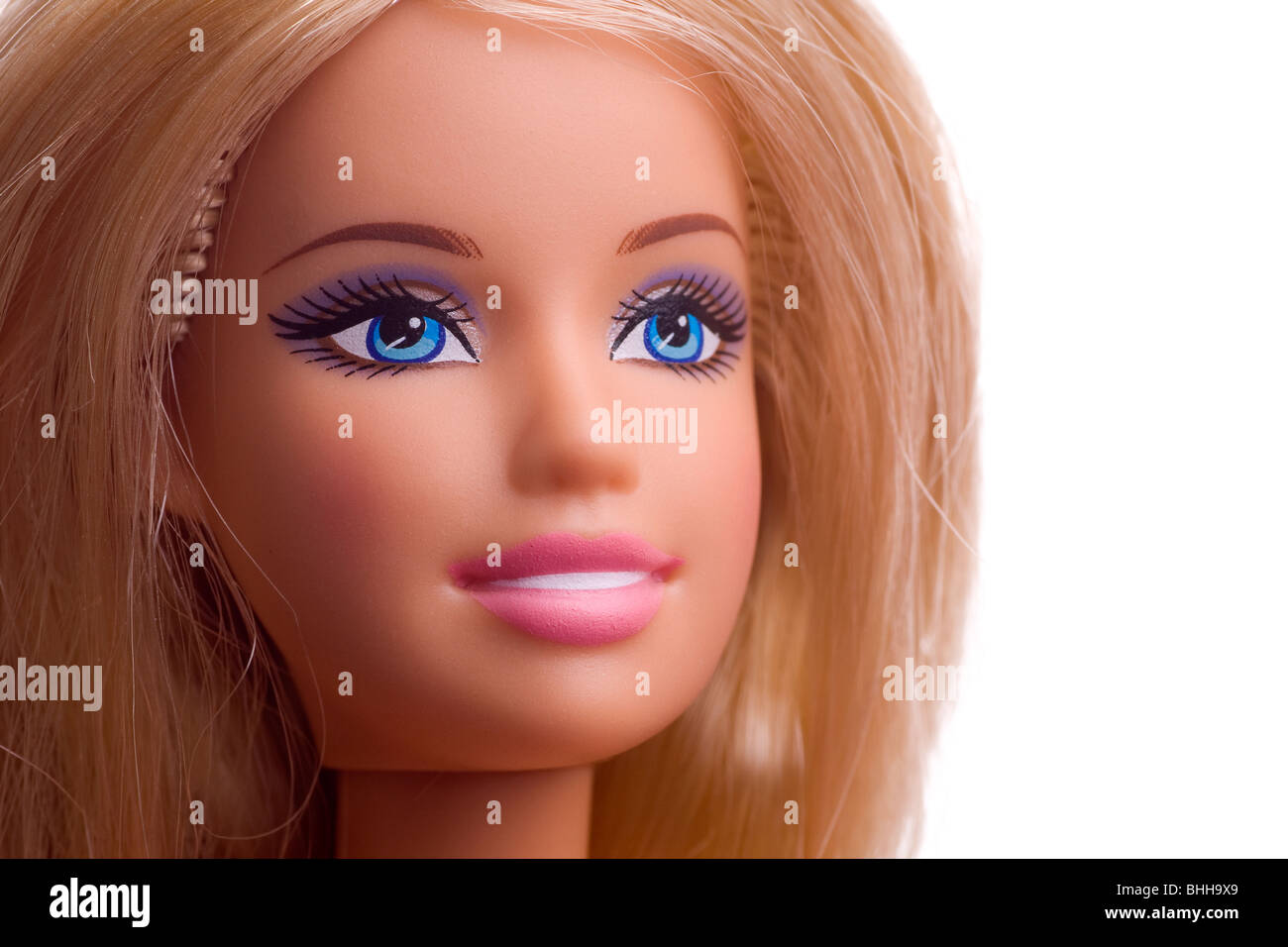 Nahaufnahme von einer Barbie Puppe Gesicht mit blonden Haaren & blaue Augen blickte Stockfoto