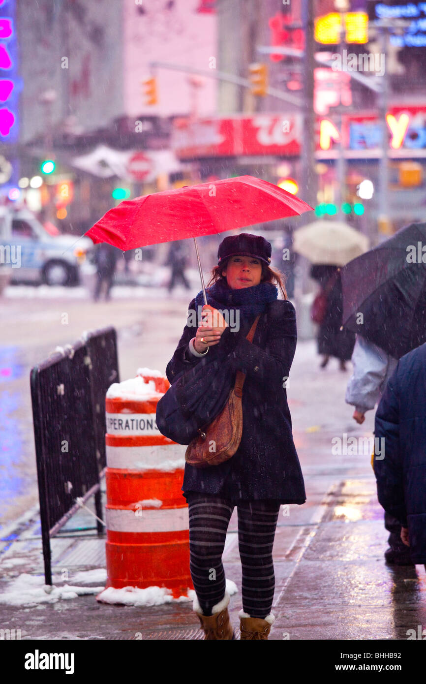 Eine Frau in Times Square in New York City schneien Stockfoto